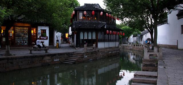 女童磕到桌角躲角落哭泣被发现“有客人在,不好意思哭”